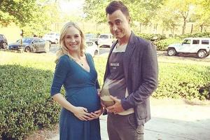 Joe King fühlt sich mit Babybauch-Attrape in seine Frau hinein