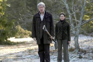 "Hakan Nesser: Van Veeterens schwerster Fall": Elise Kellermann (Nadja Weiss) zwingt Van Veeteren (Sven Wollter), sein eigen...