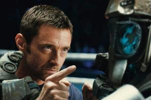 "Real Steel - Stahlharte Gegner": Der ehemalige Boxer Charlie Kenton (Hugh Jackman) versucht mit seinen einfachen Kampfmasch...