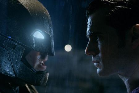 Zwei, die sich jetzt öfter sehen werden: Ben Affleck alias Batman (li.) und Henry Cavill aka Superman
