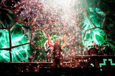 Rammstein - hier bei einem Auftritt in Moskau - werden bei den ausverkauften Southside- und Hurricane-Festivals spielen