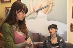 "Berlin - Tag & Nacht": Im Tattoo-Studio bemerkt Caro (l.), dass Sandra bei den Grundlagen ihrer Arbeit schwächelt