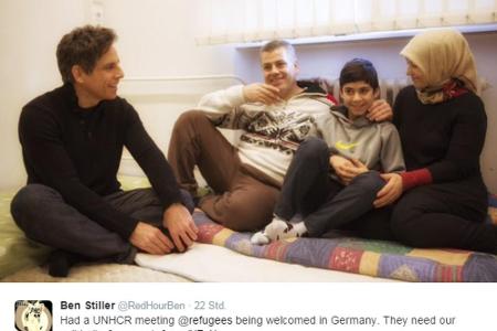 Ben Stiller hat sichtlich Freude am Gespräch mit einer Flüchtlingsfamilie in Berlin-Wilmersdorf