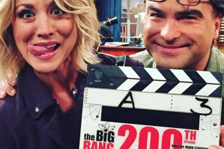 Kaley Cuoco (li.) und Johnny Galecki am Set der 200. Folge von 