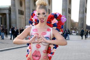 Micaela Schäfer posiert gewohnt freizügig vor dem Brandenburger Tor