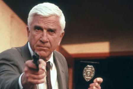 Leslie Nielsen als Lieutenant Frank Drebin
