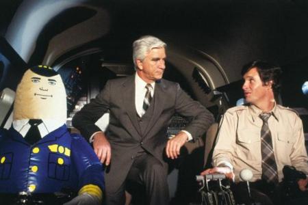 Leslie Nielsen mit Robert Hays und Otto im Cockpit