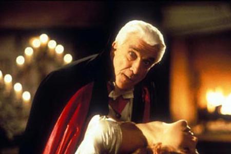 Leslie Nielsen als der berühmte Vampir Dracula