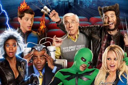 Leslie Nielsen inmitten seiner Darsteller-Kollegen, darunter auch Pamela Anderson