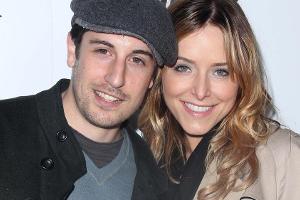 Lieber transparent und sexy: Jason Biggs mag die oft maskulinen Outfits seiner Frau Jenny Mollen nicht.