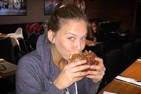 Heißhunger auf Burger: Bar Refaeli gibt ihren Schwangerschaftsgelüsten nach