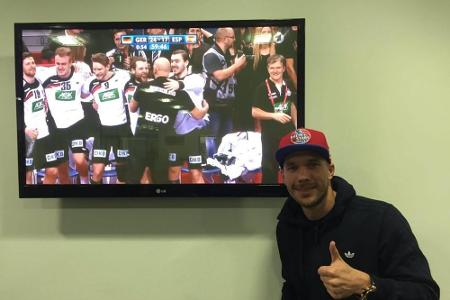 Fußball-Held Lukas Podolski hebt den Daumen für das DHB-Team