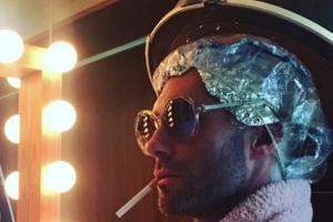 Auch Männer brauchen Zeit im Bad: Adam Levine bei seinen Vorbereitungen für die Grammys 2016