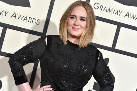 Adele hielt es schlicht. Die Sängerin erschien bei den Grammys in einem langen schwarzen Kleid von Givenchy Haute Couture.