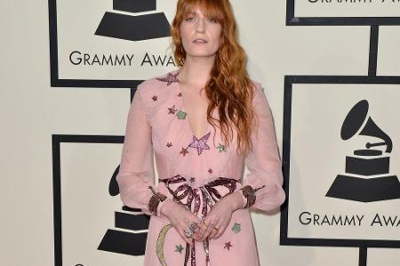 Florence Welch im Boho-Style: Sie kam in einem verspielten rosa Kleid von Gucci, das bis auf den Boden reichte, zu den Grammys.