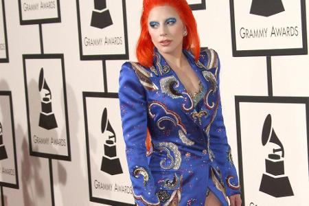 Lady Gaga ehrte den verstorbenen David Bowie bei den Grammys nicht nur mit ihrem Gesang, sondern auch durch ihr Outfit. Das ...