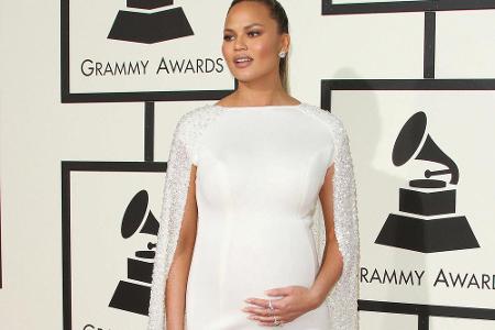 Schön schwanger in einem weißen Kleid von Yousef Al-Jasmi mit Juwelen besetzter Schleppe zeigte sich Chrissy Teigen, die Ehe...