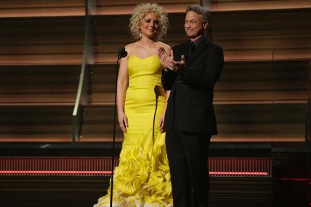 Country-Sängerin Cam mit Schauspieler Gary Sinise: Während er sich bedeckt in Schwarz hielt, führte sie ein knalliges Kleid ...