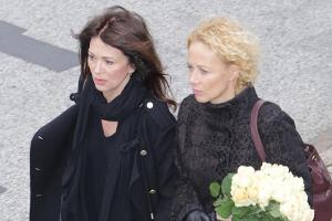 Die Schauspielerinnen Iris Berben und Katja Riemann auf dem Weg zur Trauerfeier für Roger Willemsen