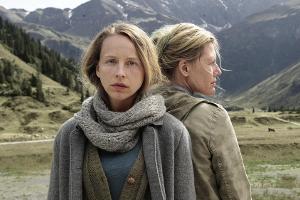 "Das Dorf des Schweigens": Eva (Petra Schmidt-Schaller, l.) ist hin und her gerissen - leidet ihre Schwester Lydia (Ina Weis...