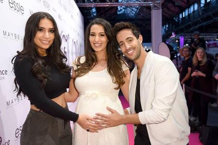 ...kam der Aufgedrehte in Begleitung seiner Schwestern Lamiya und Dounia, die bald für Nachwuchs in der Bloggerszene sorgen ...