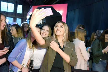 ...geht bei den Internet-Stars einfach nichts. Klar, dass dabei Selfies nicht fehlen dürfen. Anna Maria Damm nimmt dabei auc...