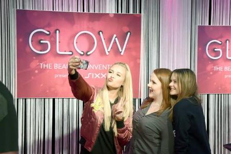 ...Dagi Bee natürlich auch. Die Follower müssen halt nicht nur auf Youtube & Co betreut werden. Die GLOW-Beauty Convention w...