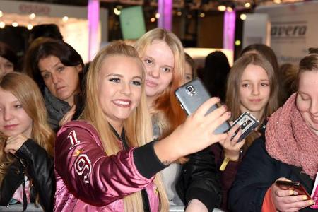 ...für das Connecten mit dem Fans im 'echten Leben'. Da reicht ein einziges Selfie natürlich nicht aus. Die Anhänger der Int...