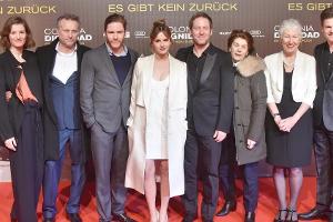 Emma Watson (Mitte) neben Regisseur Florian Gallenberger (r.) und Schauspielkollege Daniel Brühl sowie dem Hauptcast von "Co...