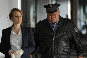 Kriminalhauptkommissarin Olga Lenski und Polizeihauptmeister Horst Krause inspizieren den Tatort, einen Stall eines brandenb...