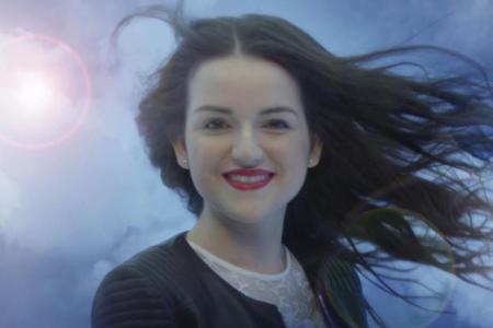 Laura Pinski im Videoclip zur Single 