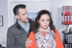 "Unter Uns": Da Malte eigentlich unfruchtbar ist, hofft Caro auf einen Irrtum und verschweigt ihm, dass sie schwanger ist.