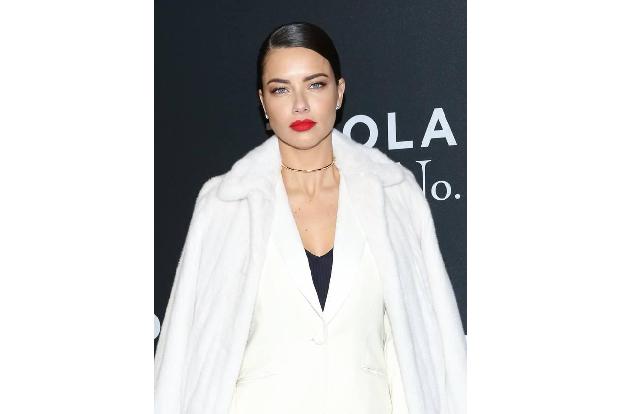 ...auch die Victoria's Secret-Beauty Adriana Lima vor Ort - und sie bekam Unterstützung von anderen Kolleginnen des Dessous-...