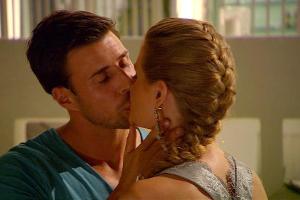 Der Kuss mit Anni werde "seine Entscheidung beeinflussen" sagte Leonard - Anni ging bei der Rosenvergabe leer aus