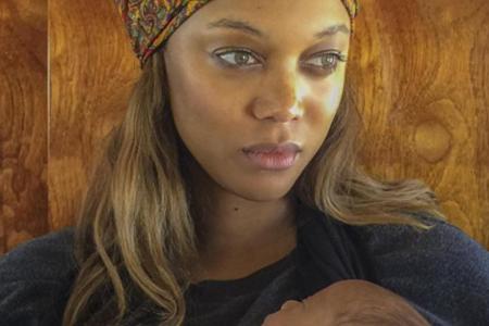 Tyra Banks hält ihren Sohn York Banks Asla auf dem Arm