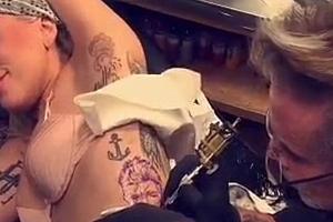 Lady Gaga lässt sich David Bowies Gesicht tätowieren