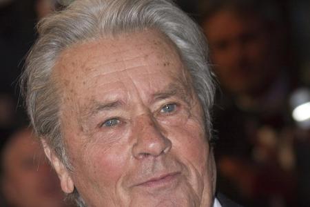 Alain Delon ist zu schwach, um am Wiener Opernball teilzunehmen, stattdessen kommt sein Sohn Anthony Delon