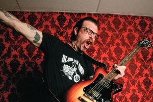 Jesse Hughes von den Eagles of Death Metal hat mit einer Verletzung am Finger zu kämpfen