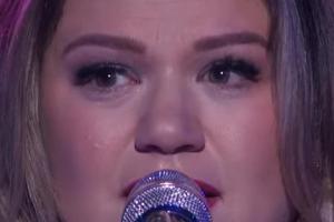 Kelly Clarkson sang ihren Song "Piece by Piece"