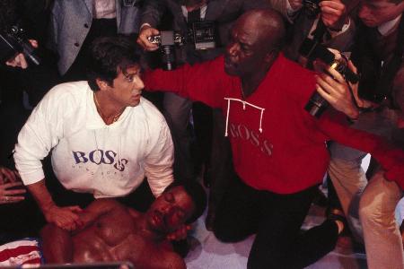 Rocky (li., Sylvester Stallone) und Duke (Tony Burton) kümmern sich um Apollo Creed (liegend, Carl Weathers)