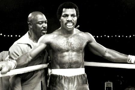 Duke gibt Apollo Creed (Carl Weathers) Anweisungen während eines Kampfes