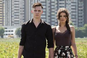 Ungleiches Paar: Laura Hartmann (Ruby O. Fee) lebt in einem Villenviertel, Adrian Tarrach (Rick Okon) wuchs in einer Hochhau...