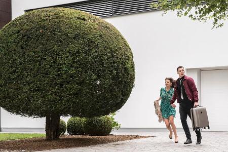Adrian und Laura machen sich aus dem Staub