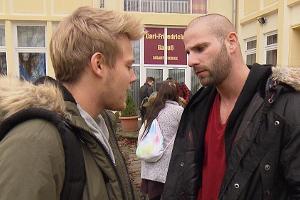 "Köln 50667": Patrick gibt einen Selbstverteidigungskurs in der Schule und Paul tanzt ihm dabei auf der Nase herum.