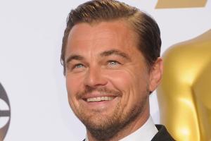 Endlich hat er einen: Leonardo DiCaprio mit seiner Oscar-Statue!