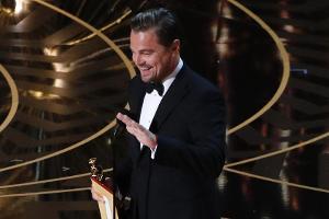 Auf die rechte Hand kommt es an: Urkunde und Oscar-Statue lassen Leo DiCaprio offenbar nur den Mittelfinger frei