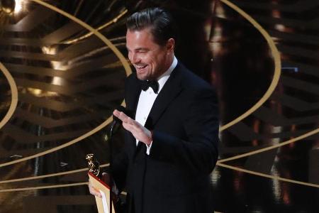 Auf die rechte Hand kommt es an: Urkunde und Oscar-Statue lassen Leo DiCaprio offenbar nur den Mittelfinger frei