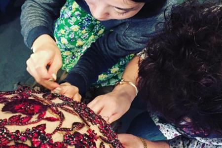 Das schwangere Model Chrissy Teigen ließ ihren Bauch schön verpacken!