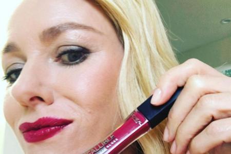 Schauspielerin Naomi Watts verriet vorab, welchen Lippenstift von L'Oréal sie tragen wird!