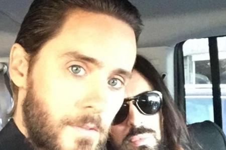 Jared Leto machte sich mit Guccis Alessandro Michele auf den Weg zu den Oscars - statt einer Fliege rockte er eine rote Blum...